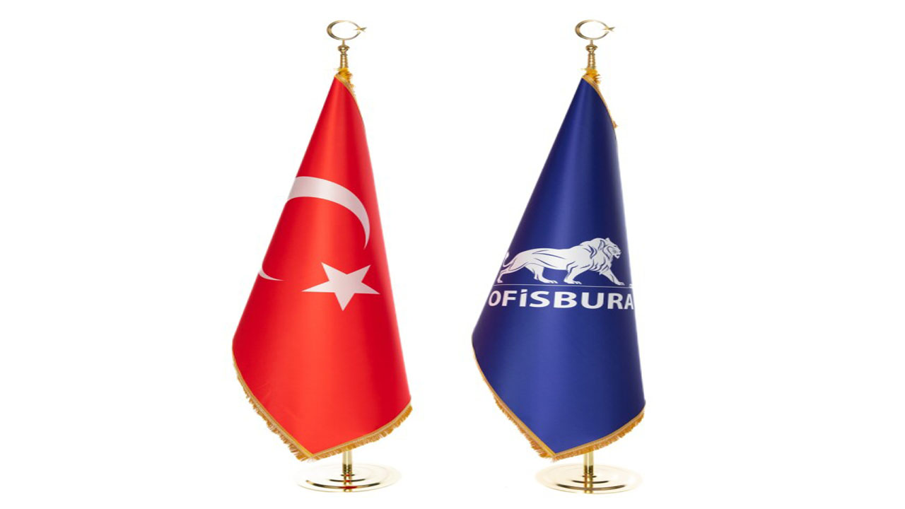 Makam Bayrağı Saygın Görüntü Veriyor