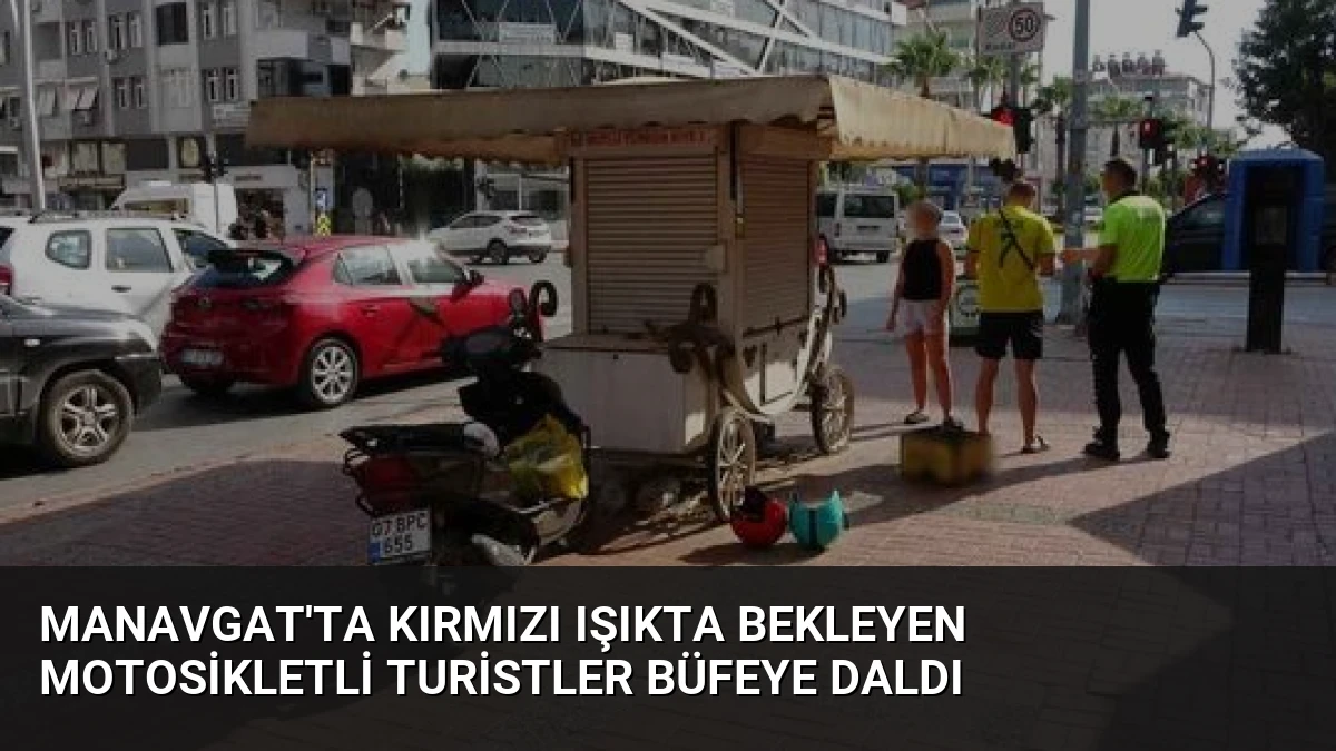 Manavgat’ta Kırmızı Işıkta Bekleyen Motosikletli Turistler Büfeye Daldı